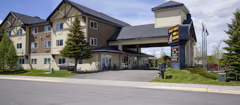 Gray Wolf Inn & Suites