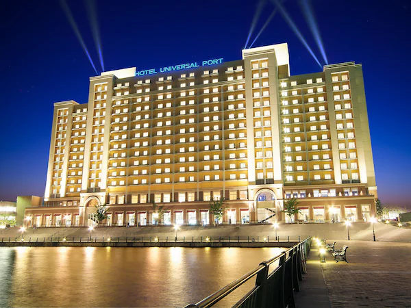 A multi-story hotel with a prominent sign reading "HOTEL UNIVERSAL PORT."