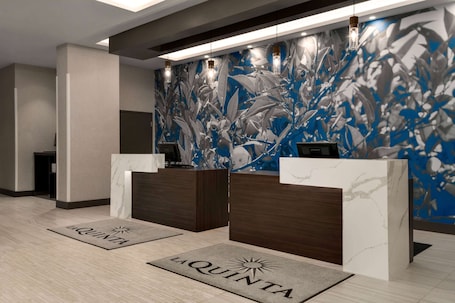 La Quinta Inn Suites By Wyndham Orlando Drive Theme Parks